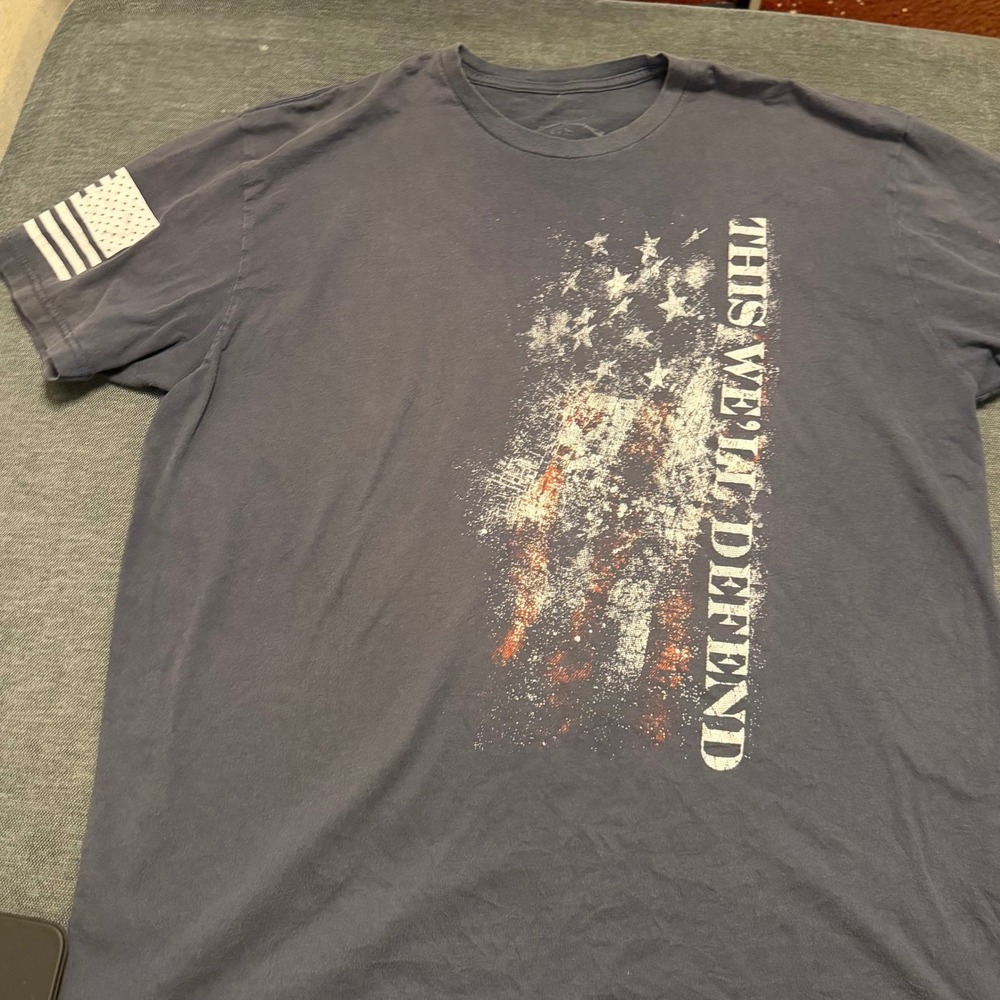 Grunt Style Mens This We'll‎ Defend Flag Graphic T-Shirt Gray Large GS 1776